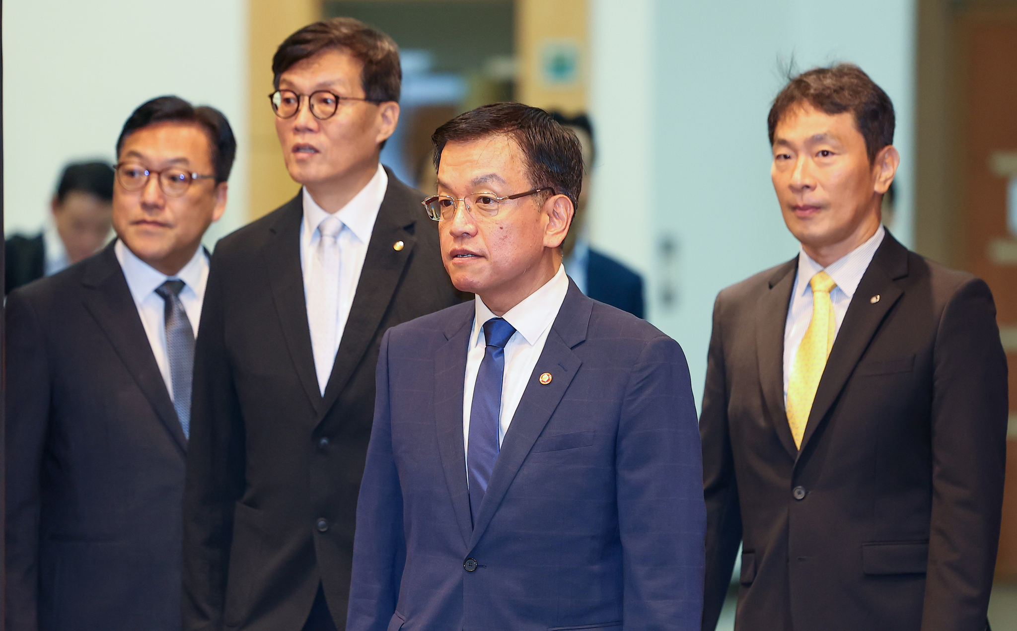 From left: Financial Services Commission Chairman Kim Byoung-hwan, Bank of Korea Gov. Rhee Chang-yong, Minister of Economy and Finance Choi Sang-mok, and Financial Supervisory Service Gov. Lee Bok-hyun attend a senior economic official meeting following the U.S. interest rate cut held in western Seoul on Thursday. [YONHAP]