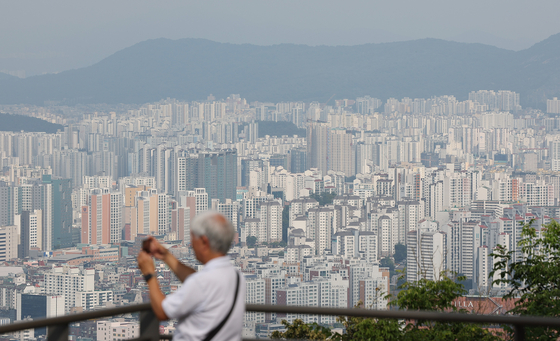 Apartments are viewed from Mount Namsan in central Seoul on Thursday. [YONHAP]