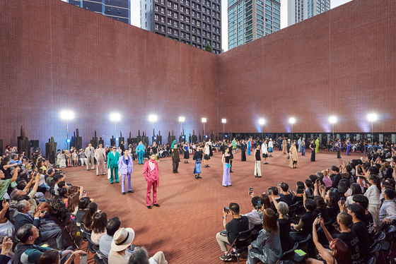 Attendees take photos of Caruso's 2025 Spring/Summer collection show, held at the Sky Square of the Seosomun Shrine History Museum in central Seoul. during Seoul Fashion Week on Sept. 4. [SEOUL METROPOLITAN GOVERNMENT]