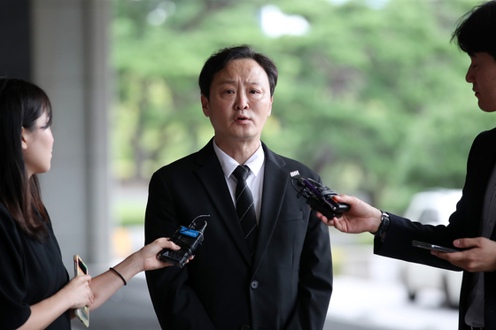 TMON CEO Ryu Gwang-jin answers questions from the press in front of the Seoul Central District Prosecutors' Office in Seocho District, southern Seoul, ahead of questioning on Thursday. [NEWS1]