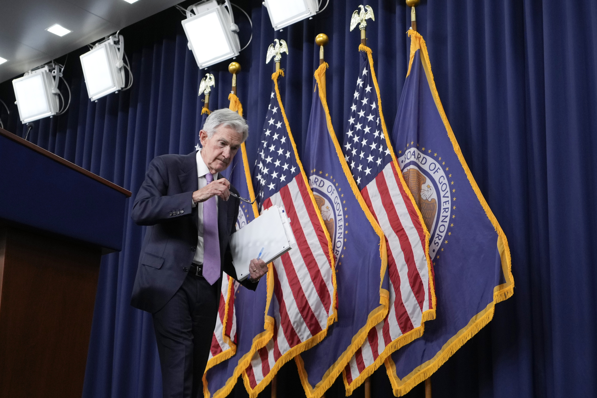 U.S. Federal Reserve Chairman Jerome Powell walks from a news conference in Washington on Wednesday following the Federal Open Market Committee meeting. [AP/YONHAP]