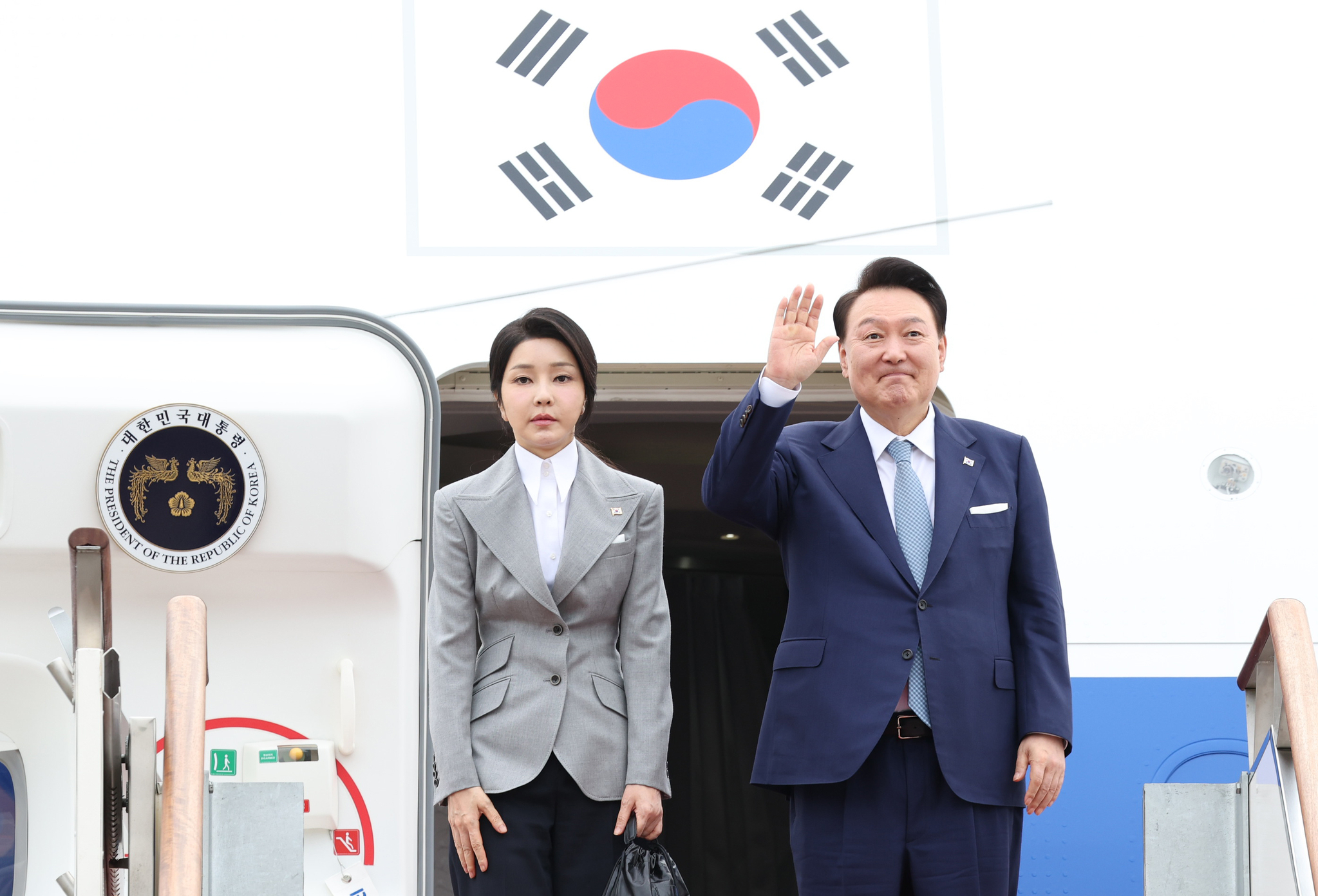 President Yoon Suk Yeol, right, accompanied by first lady Kim Keon Hee, departs from Seoul Air Base in Seongnam, Gyeonggi, Thursday morning to head for an official four-day visit to the Czech Republic. [JOINT PRESS CORPS]