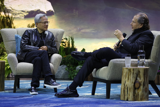 The CEOs of Nvidia, Jensen Huang, left, and Salesforce, Marc Benioff, discuss the building future with AI agents on Sept. 17 at the Yerba Buena Theater session during the Dreamforce conference in San Francisco, California, U.S. [EPA/YONHAP]