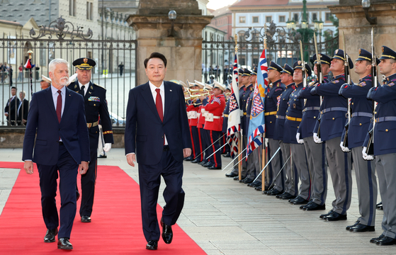 President Yoon Suk Yeol, right, and Czech President Petr Pavel inspect an honor guard at the Prague Castle Thursday during an official welcome ceremony ahead of their bilateral summit. [JOINT PRESS CORPS]