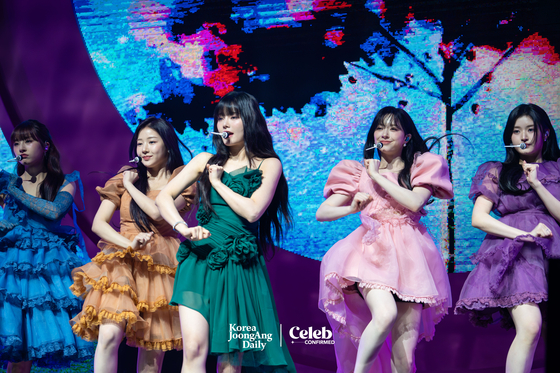 Members of girl group Fifty Fifty perform ″SOS,″ the lead track of the group's second EP ″Love Tune″ during a press showcase held at the Yes24 Live Hall in eastern Seoul on Sept. 20. [DANIELA GONZALEZ PEREZ]