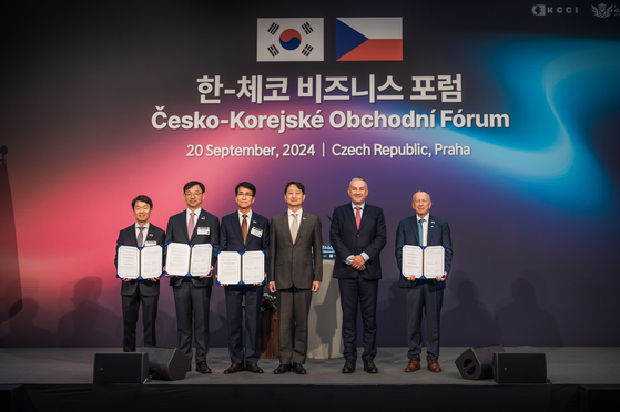 From left, Korea Evaluation Institute of Industrial Technology President Chun Yoon-joong, Korea Automotive Technology Institute President Na Seung-sik, Hyundai Motor Senior Vice President Kim Dong-wook, Minister of Trade, Industry and Energy Ahn Duk-geun, Minister of Industry and Trade of the Czech Republic Jozef Sikela and President of the Technical University of Ostrava Vaclav Snasel pose for the camera at an MOU signing ceremony held in Prague, Czech Republic, on Friday. [KOREA CHAMBER OF COMMERCE AND INDUSTRY]