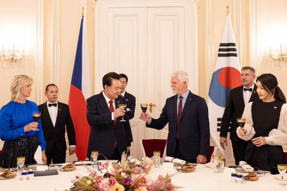 President Yoon Suk Yeol, center left, Czech President Petr Pavel, center right, give a toast accompanied by their wives at an official dinner banquet following their bilateral summit. [JOINT PRESS CORPS]