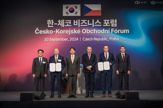 From left, Park Chul-youn, head of global hydrogen business at Hyundai Motor, Ken Ramirez, head of the global commercial vehicle and hydrogen business at Hyundai Motor, Minister of Trade, Industry and Energy Ahn Duk-geun, Minister of Industry and Trade of the Czech Republic Jozef Sikela, Skoda Group CEO Petr Novotny, Skoda Electric CEO Jaromir Silhanek take a photo after signing an agreement promising cooperation in hydrogen technologies in Prague, Czech Republic, on Friday. [KOREA CHAMBER OF COMMERCE AND INDUSTRY] 