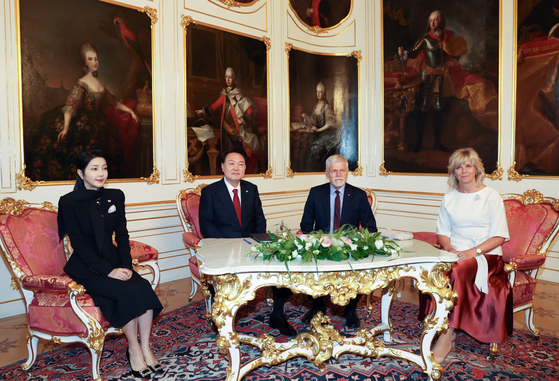 President Yoon Suk Yeol, center left, and first lady Kim Keon Hee, left, and Czech President Petr Pavel, center right, and first lady Eva Pavlova, right, chat at the Prague Castle Thursday after an official welcome ceremony. [JOINT PRESS CORPS]