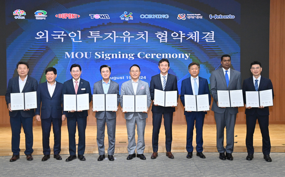 The governor of South Chungcheong Province Kim Tae-heum, fourth from the left, and company executives pose for a commemorative photo at a memorandum of understanding signing ceremony. Four global companies, including Towa Korea and Webasto Korea Holdings, have agreed to invest $200 million in the province. [SOUTH CHUNGCHEONG PROVINCE]