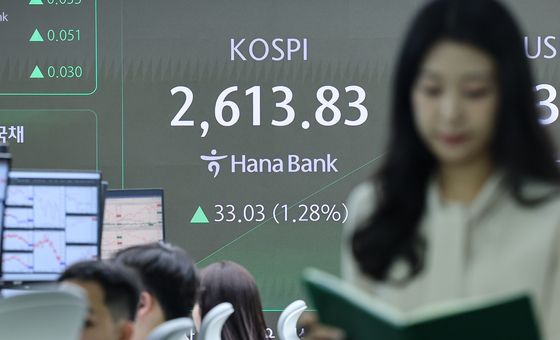 A screen in Hana Bank's trading room in central Seoul shows the Kospi opening on Friday. [NEWS1]