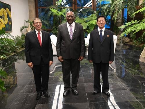 This image, captured from the website of Cuba's presidential office on Sept. 19, 2024, shows Cuban Vice President Salvador Valdes Mesa, center, with North Korea's new ambassador to Cuba, Han Su-chol, far right. [YONHAP]