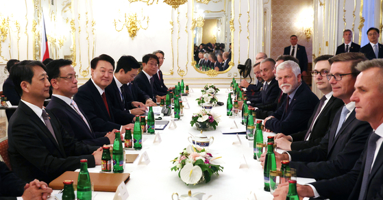 President Yoon Suk Yeol, center left, and Czech President Petr Pavel, center right, hold a bilateral summit flanked by aides at the Prague Castle Thursday. [JOINT PRESS CORPS]