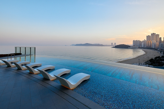 The infinity pool at Signiel Busan [SIGNIEL BUSAN]