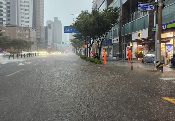 Fire authorities drain water from flooded roads in Haeundae District in Busan on Saturday morning. [BUSAN METROPOLITAN CITY FIRE DISASTER HEADQUARTERS] 