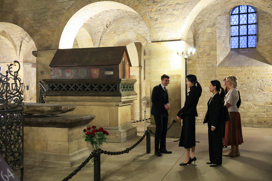 First lady Kim Keon Hee, second from left, visits the St. George's Basilica in Prague Castle with Eva Pavlova, wife of Czech President Pavel, on Thursday to learn about Czech history and culture. [JOINT PRESS CORPS] 