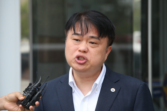 Lim Hyun-taek, the president of the Korean Medical Association, speaks to reporters outside the Seoul Seongbuk Police Station after visiting the junior doctor who was arrested on suspicion of creating a so-called blacklist of trainees who have not joined their colleagues' mass walkout from hospitals since February. [NEWS1]