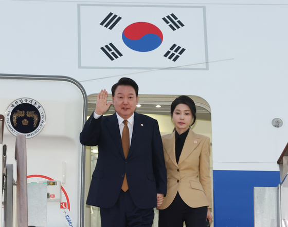 President Yoon Suk Yeol, left, accompanied by first lady Kim Keon Hee, arrives at Seoul Air Base in Seongnam, Gyeonggi, Sunday morning ending a four-day official visit to the Czech Republic. [JOINT PRESS CORPS]