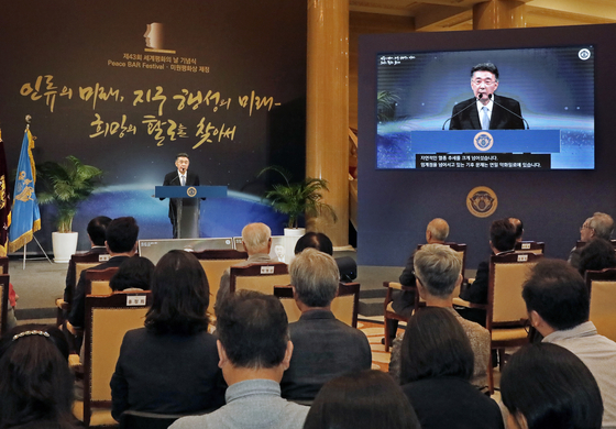 Choue In-won, chancellor of the Kyung Hee University System, speaks during an event celebrating the UN-designated International Day of Peace at the university's Peace Hall in Dongdaemun District, eastern Seoul, on Friday. [PARK SANG-MOON]