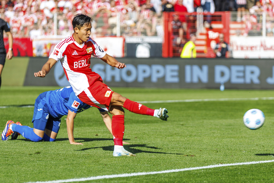 Union Berlin's Jeong Woo-yeong scores a goal during a Bundesliga match against Hoffenheim in Berlin, Germany on Saturday. [AP/YONHAP]