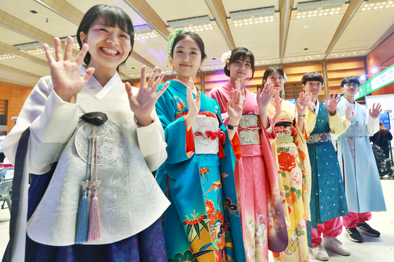 Volunteers at Korea-Japan Festival 2024 in Seoul wear hanbok, traditional Korean garments, and yukata, a light version of Japan's kimono, at Coex on Sunday. [YONHAP]