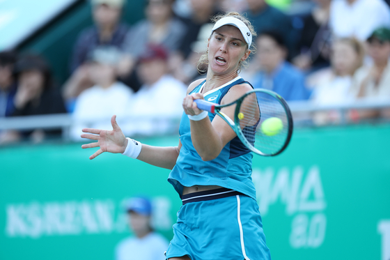 Beatriz Haddad Maia of Brazil returns the ball during the 2024 Hana Bank Korea Open singles final against Daria Kasatkina of Russia at Seoul Olympic Park Tennis Center in southern Seoul on Sunday. [YONHAP] 