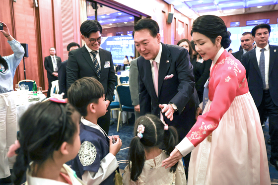 Children greet President Yoon Suk Yeol and first lady Kim Keon Hee at a dinner meeting between the presidential couple and Koreans living in the Czech Republic at a hotel in Prague on Friday. [JOINT PRESS CORPS]