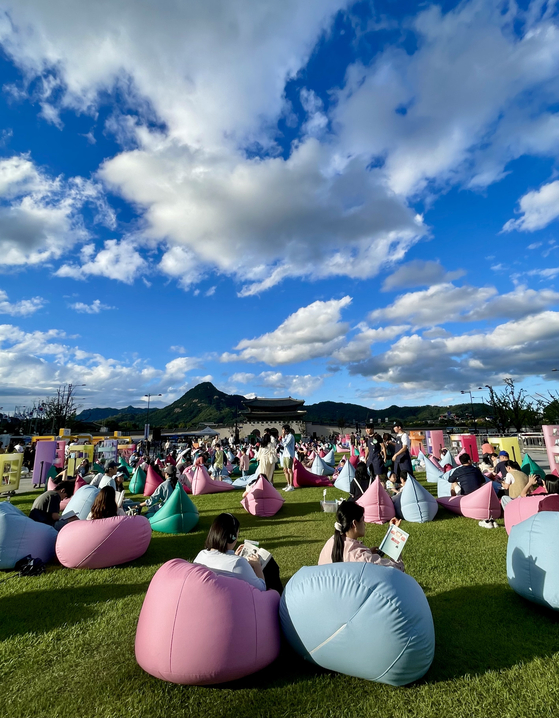 People read under a crisp blue autumnal sky while lounging on bean bag chairs set up at Gwanghwamun Square in Jongno District, central Seoul, on Sunday afternoon. Sunday also marked the beginning of Chubun — the 16th solar term in the traditional lunisolar calendar — when day and night are roughly equal in length. Over the course of Chubun, the length of the day gradually shortens relative to the night. The clear weather seen across the capital and much of the country on Sunday contrasted sharply with the heavy rains that had wreaked havoc in southern regions over the two previous days. [NEWS1]