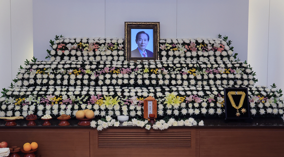 A memorial altar for the labor activist Chang Ki-pyo at the funeral hall at Seoul National University Hospital in central Seoul on Friday [YONHAP] 