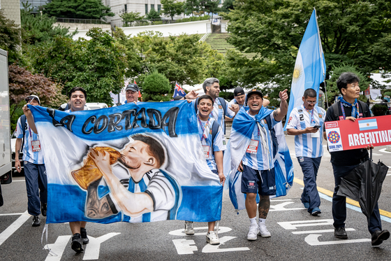 The Argentinian team takes part in the parade of nations at the 2024 Homeless World Cup at Hanyang University in eastern Seoul on Saturday.  [HOMELESS WORLD CUP]