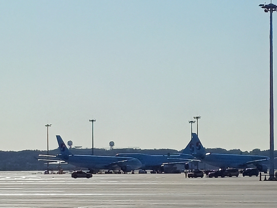 Planes wait for signals on Monday morning at Incheon International Airport as takeoffs and landings were temporarily suspended after a trash-carrying balloon was spotted in the sky near the airport at around 5:25 a.m. The photo was sent in by a reader of the JoongAng Ilbo. [JOONGANG ILBO]