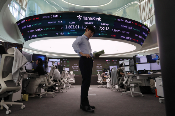 A screen in Hana Bank's trading room in central Seoul shows the Kospi opening on Monday. [YONHAP]