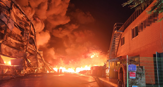 Fire spreads at a metal manufacturing factory in Gunsan, North Jeolla on Monday. The fire started at around 1:57 a.m. Monday. [JEONBUK FIRE SECURITY HEADQUARTERS]