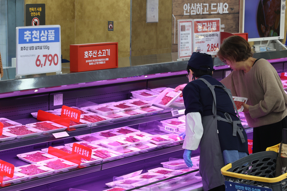 Customers shop at a supermarket in Seoul on Monday. [YONHAP]