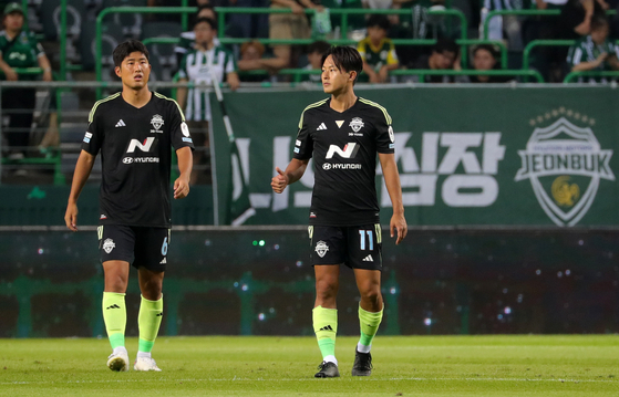 Jeonbuk Hyundai Motors' Lee Seung-woo, right, looks on during a K League 1 match against Gwangju FC at Jeonju World Cup Stadium in Jeonju, North Jeolla on Aug. 9. [NEWS1]