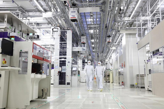 Engineers walk at a Samsung Electronics factory in Pyeongtaek, Gyeonggi. [YONHAP]