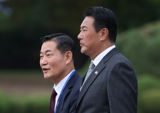 National Security Adviser Shin Won-sik, left, walks next his deputy Kim Tae-hyo at Seoul Air Base in Seongnam, Gyeonggi, on Thursday. [YONHAP]