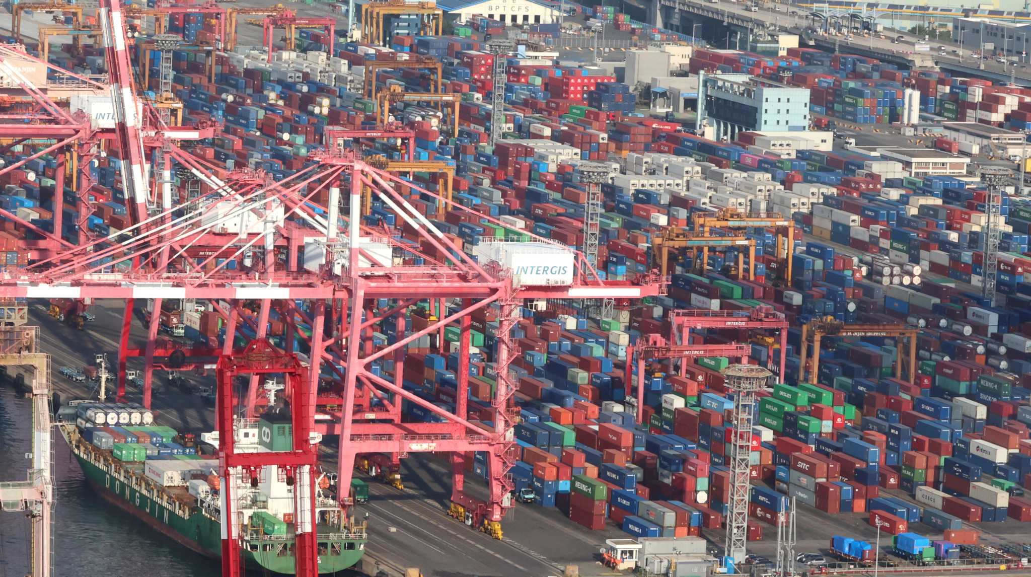 Containers are piled up at a port in Busan on Sept. 13. [YONHAP]