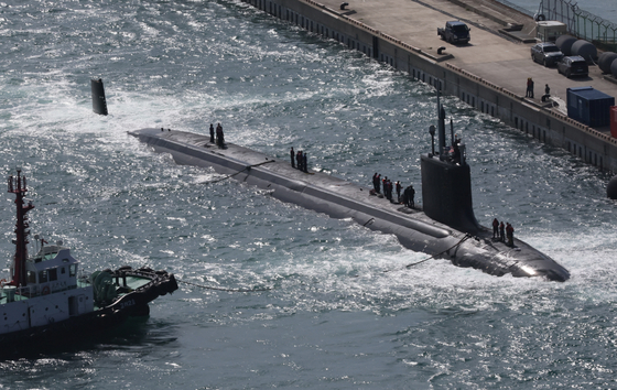 The American nuclear-powered USS Vermont Virginia-class attack submarine arrives at a naval base in Busan on Monday to replenish supplies. [YONHAP]