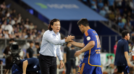 Ulsan HD manager Kim Pan-gon, left, encourages Joo Min-kyu during a K League 1 match against Daegu FC at Munsu Football Stadium in Ulsan on Aug. 10. [NEWS1]