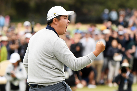 An Byeong-hun of the International Team reacts on the 17th green during four-ball matches on day three of the 2019 Presidents Cup at Royal Melbourne Golf Course on Dec. 14, 2019 in Melbourne, Australia. [GETTY IMAGES]