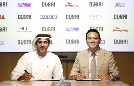 CEO of the Dubai Corporation for Tourism and Commerce Marketing Issam Kazim, left, and Vice Chairman of the JoongAng Group Hong Jeong-do sign an MOU at the JoongAng Ilbo Building in Mapo District, western Seoul, on Monday. [PARK SANG-MOON]