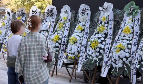 Pictured are condolence flowers NewJeans fans sent to to HYBE’s headquarters in Yongsan District, central Seoul, in support of the girl group's demand that the agency reinstate Min Hee-jin as CEO of subsidiary label ADOR on Monday. [NEWS1]