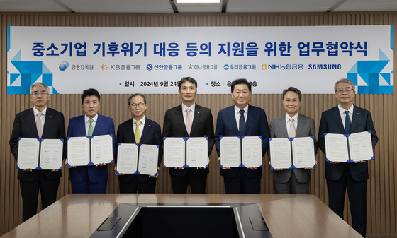 From left, NongHyup Financial Group Chairman Lee Suk-joon, Hana Financial Group Chairman Ham Young-joo, KB Financial Group Chairman Yang Jong-hee, Financial Supervisory Service (FSS) Gov. Lee Bok-hyun, Samsung Electronics Vice Chairman Han Jong-hee, Shinhan Financial Group Chairman Jin Ok-dong and Woori Financial Group Chairman Yim Jong-yong pose for a photo Tuesday at the office building of Korea Federation of Banks in Myeong-dong, central Seoul. [SAMSUNG ELECTRONICS] 