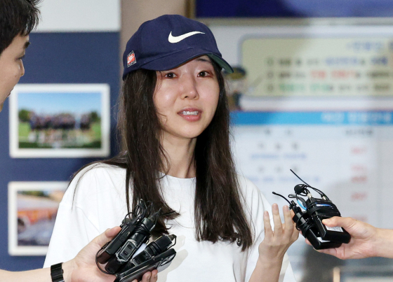 Min Hee-jin answers questions from reporters after finishing the first session of questioning at Yongsan Police Station, central Seoul, at around 10 p.m. on July 9. [NEWS1]