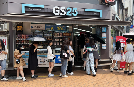 Customers line up at a GS25 store in Seodaemun District, western Seoul, to buy K-pop albums. [GS RETAIL]