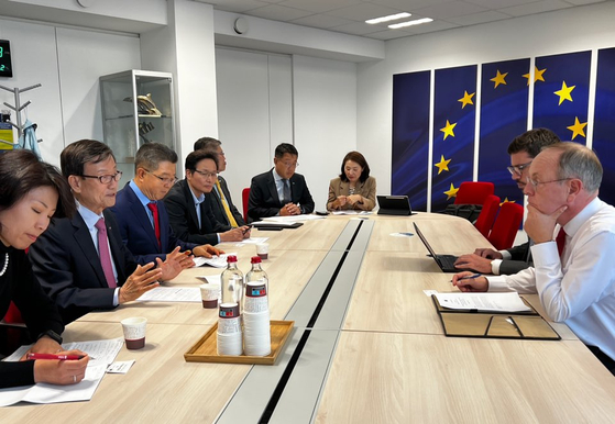 KITA Chairman Yoon Jin-sik speaks to Patrick Anthony Child, deputy director-general of the Directorate General for Environment of the European Commission, about regulations related to climate change and batteries in Brussels on Monday. [KITA]