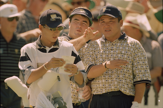 Shigeki Maruyama, right, talks to Craig Parry during the 1998 Presidents Cup at Royal Melbourne Golf Club in Australia in December, 1998.  [GETTY IMAGES]