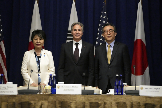 From right, Korean Foreign Minister Cho Tae-yul, U.S. Secretary of State Antony Blinken and Japanese Foreign Minister Yoko Kamikawa meet in New York on Monday. [AP/YONHAP]