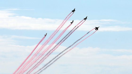 The Black Eagles aerobatic team conduct a flight rehearsal around Lotte World Tower in southern Seoul, as seen from Namhansanseong, a fortress in Gwangju, Gyeonggi, on Tuesday, a week before Armed Forces Day. [NEWS1] 